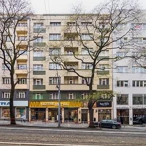 Helen U Namesti Miru Hostel
